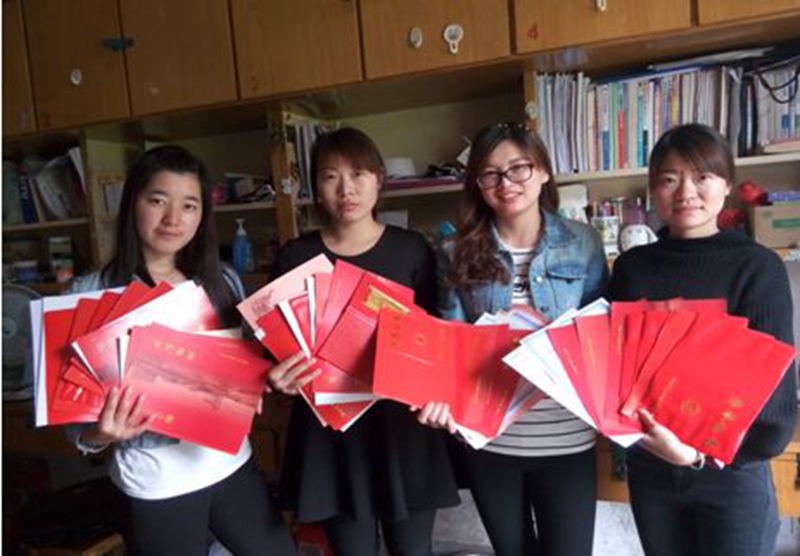 四姐妹展示自己获得的荣誉